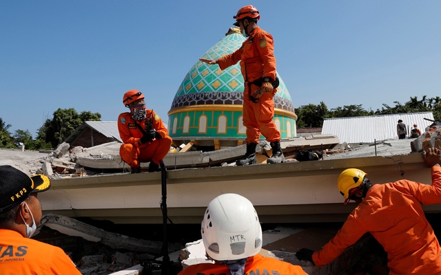 As death toll on Indonesia's Lombok tops 100, thousands wait for aid